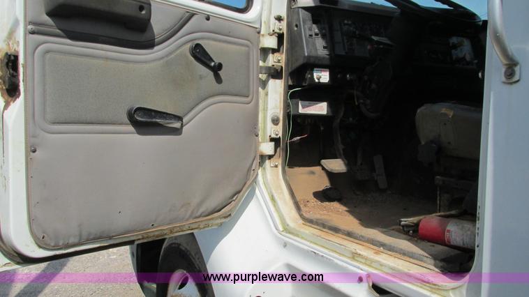 image for item I3221 1996 International 8200 dump truck