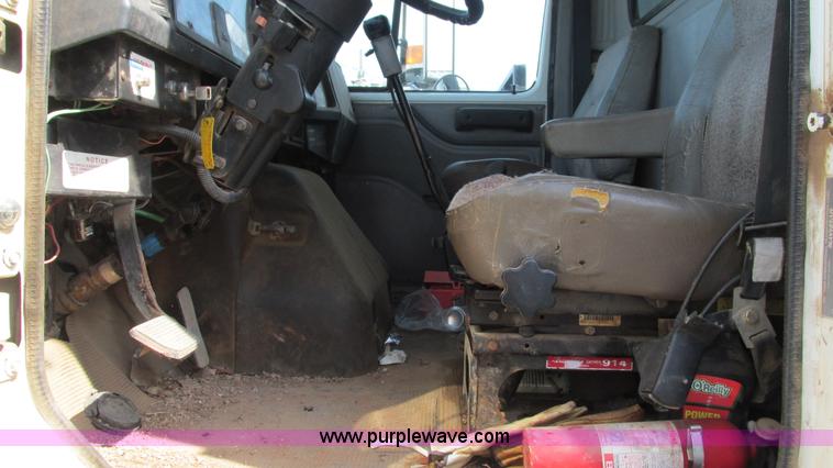 image for item I3221 1996 International 8200 dump truck