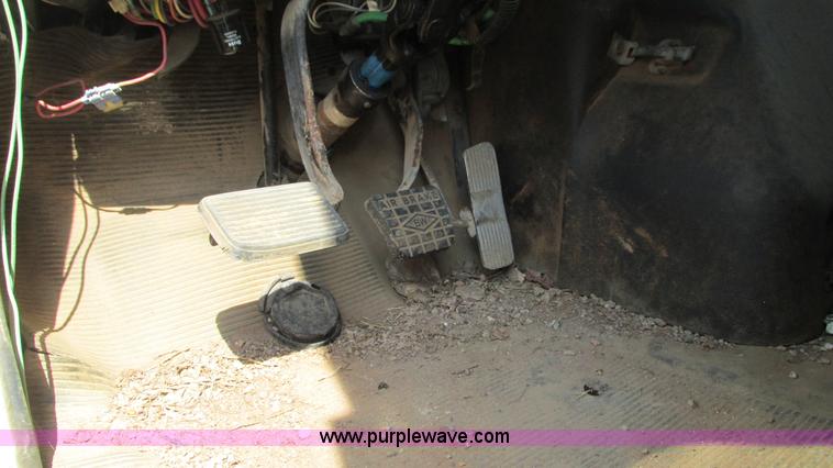 image for item I3221 1996 International 8200 dump truck