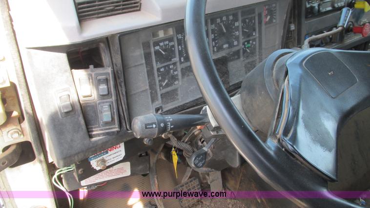 image for item I3221 1996 International 8200 dump truck