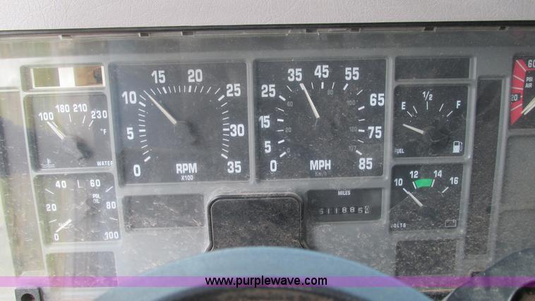 image for item I3221 1996 International 8200 dump truck