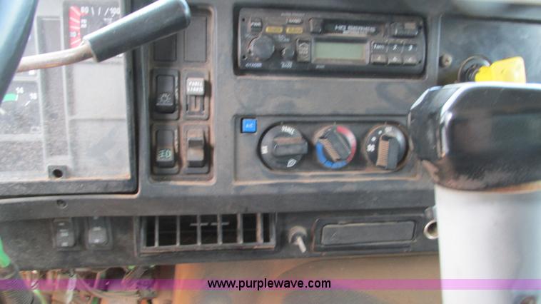 image for item I3221 1996 International 8200 dump truck