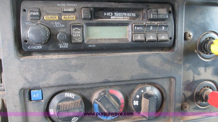 image for item I3221 1996 International 8200 dump truck