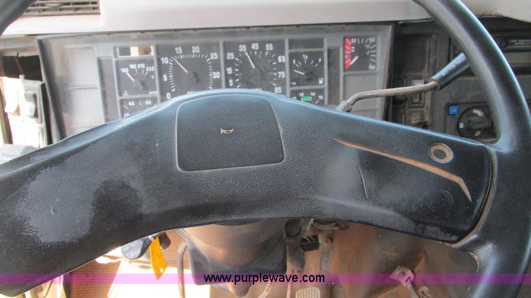 image for item I3221 1996 International 8200 dump truck