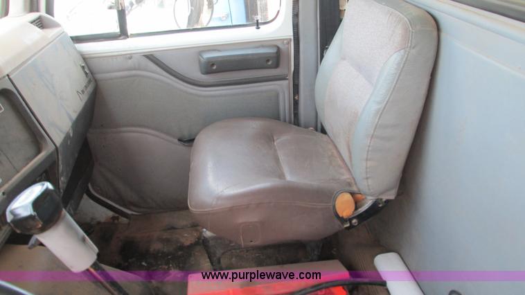 image for item I3221 1996 International 8200 dump truck