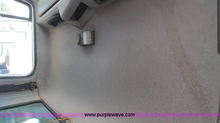 image for item I3221 1996 International 8200 dump truck