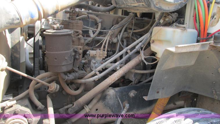 image for item I3221 1996 International 8200 dump truck