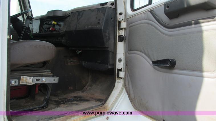 image for item I3221 1996 International 8200 dump truck