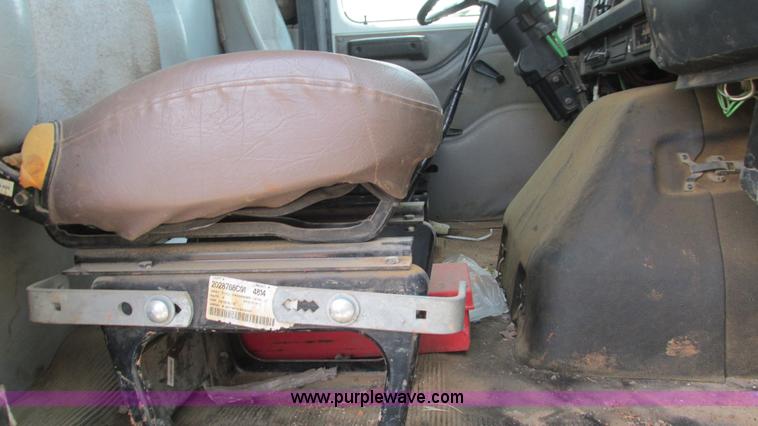 image for item I3221 1996 International 8200 dump truck