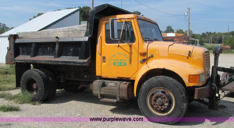 image for item I3222 1990 International 4600 dump truck