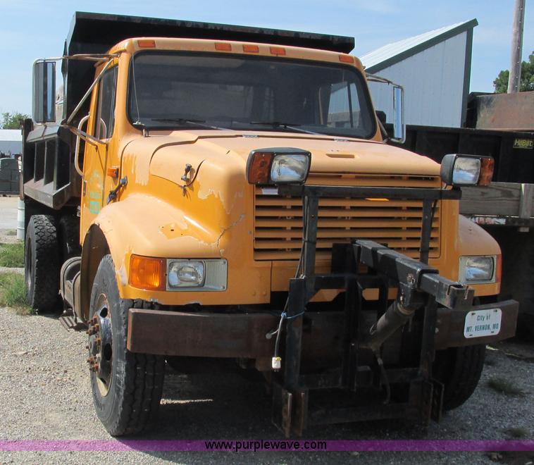 image for item I3222 1990 International 4600 dump truck