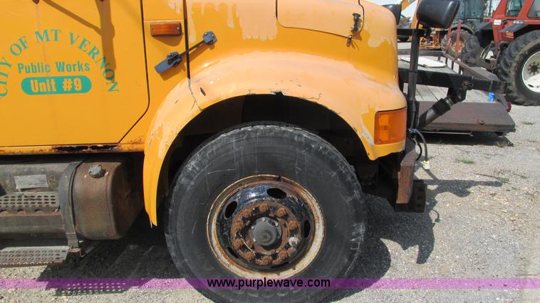 image for item I3222 1990 International 4600 dump truck