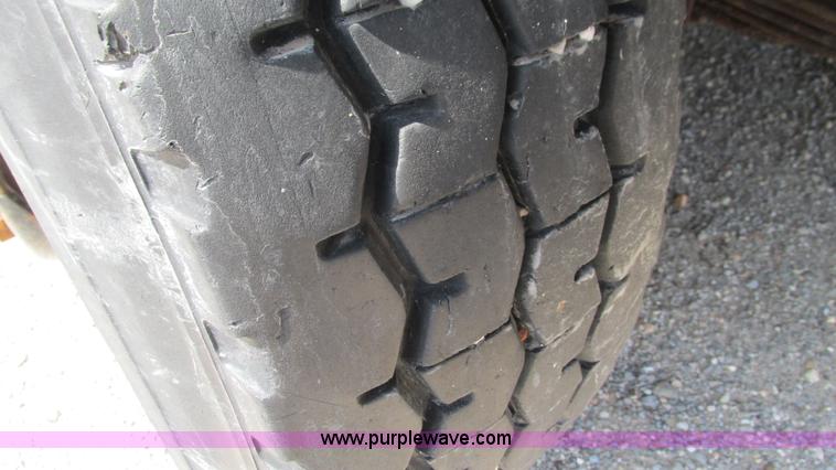 image for item I3222 1990 International 4600 dump truck