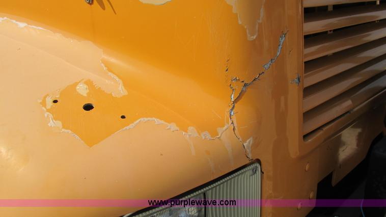 image for item I3222 1990 International 4600 dump truck