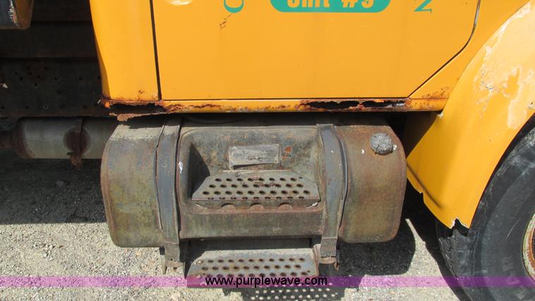 image for item I3222 1990 International 4600 dump truck