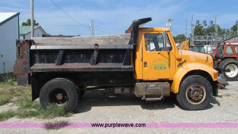 image for item I3222 1990 International 4600 dump truck