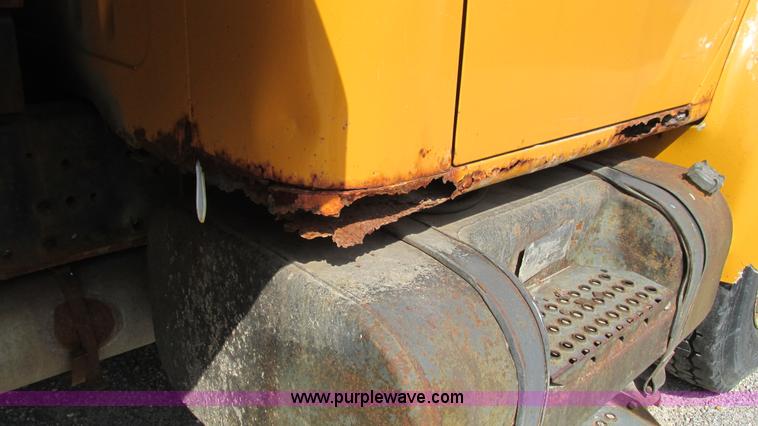 image for item I3222 1990 International 4600 dump truck