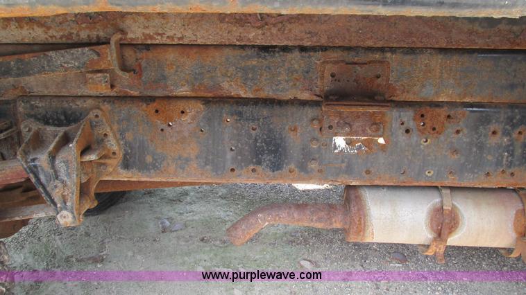 image for item I3222 1990 International 4600 dump truck