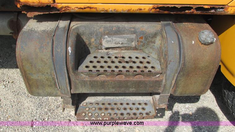 image for item I3222 1990 International 4600 dump truck