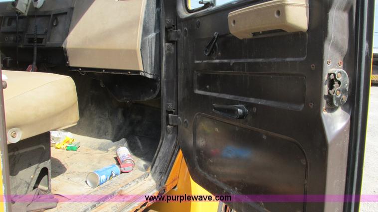 image for item I3222 1990 International 4600 dump truck