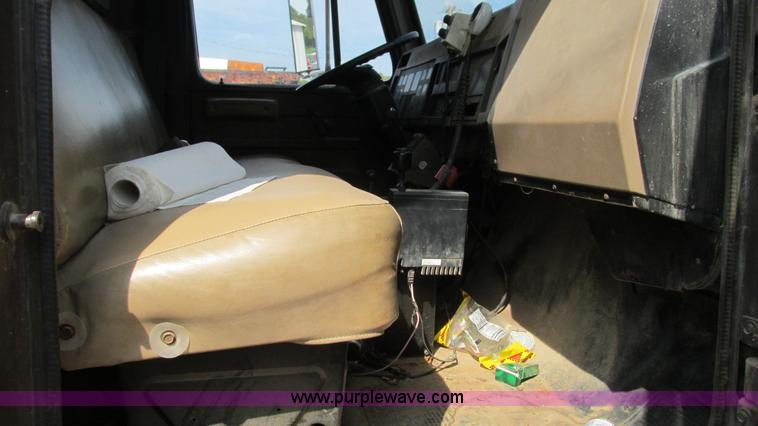 image for item I3222 1990 International 4600 dump truck