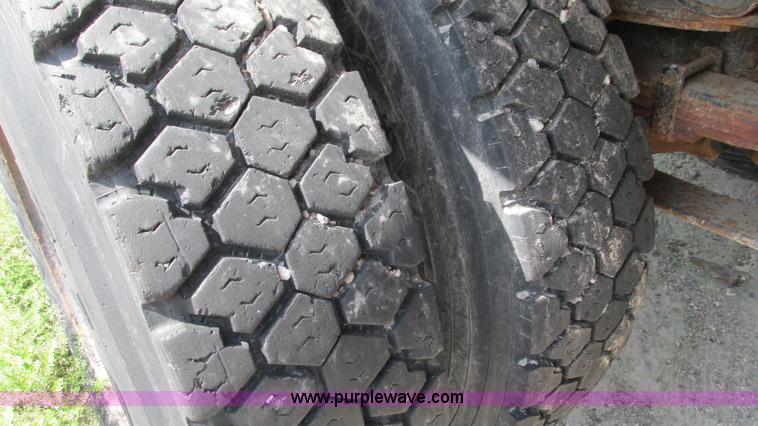 image for item I3222 1990 International 4600 dump truck