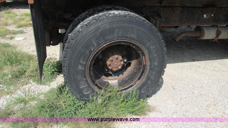 image for item I3222 1990 International 4600 dump truck