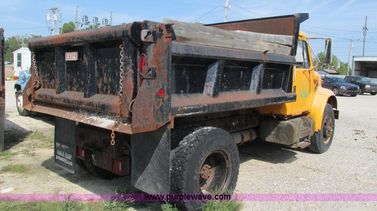 image for item I3222 1990 International 4600 dump truck
