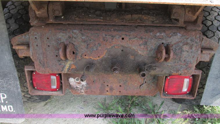 image for item I3222 1990 International 4600 dump truck