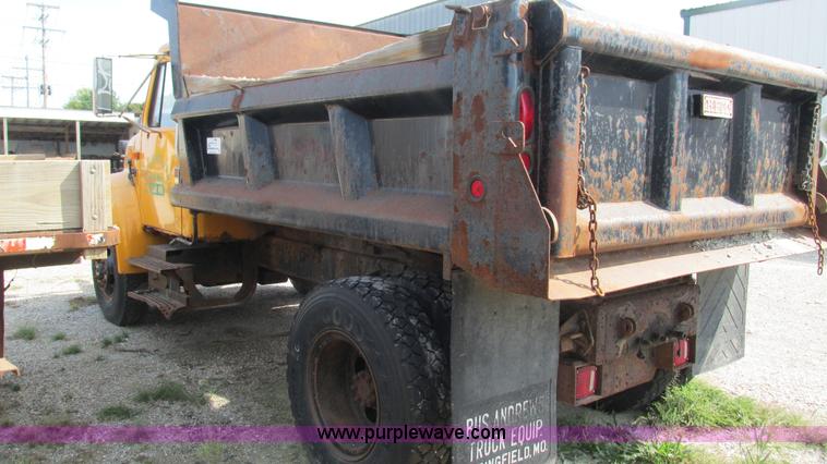 image for item I3222 1990 International 4600 dump truck