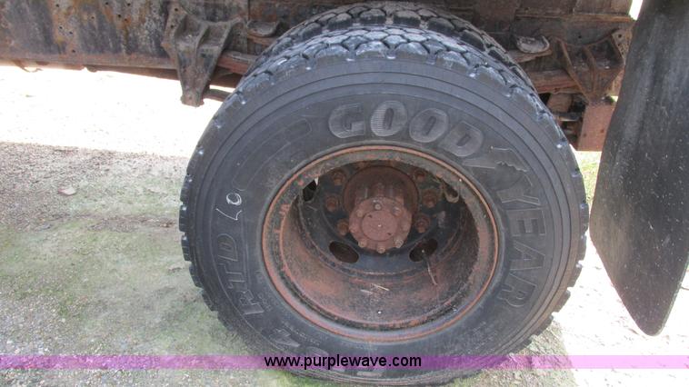 image for item I3222 1990 International 4600 dump truck