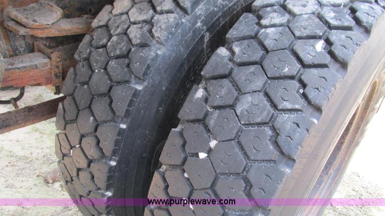 image for item I3222 1990 International 4600 dump truck