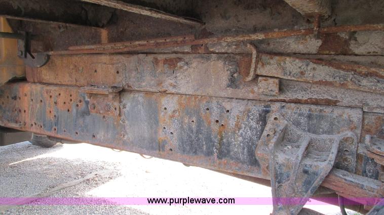 image for item I3222 1990 International 4600 dump truck