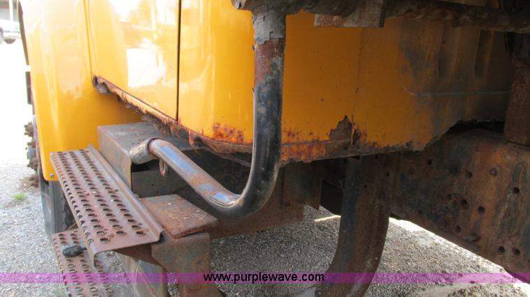 image for item I3222 1990 International 4600 dump truck