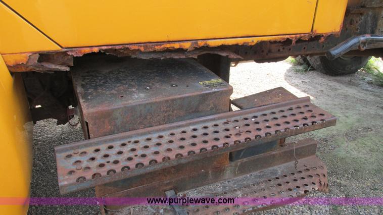 image for item I3222 1990 International 4600 dump truck