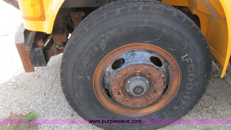 image for item I3222 1990 International 4600 dump truck