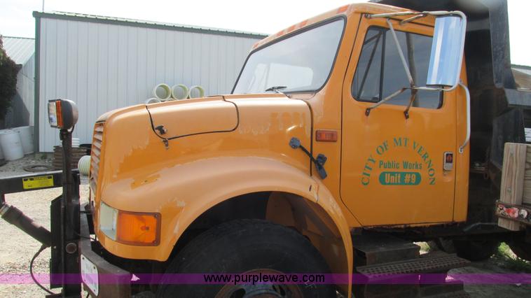 image for item I3222 1990 International 4600 dump truck