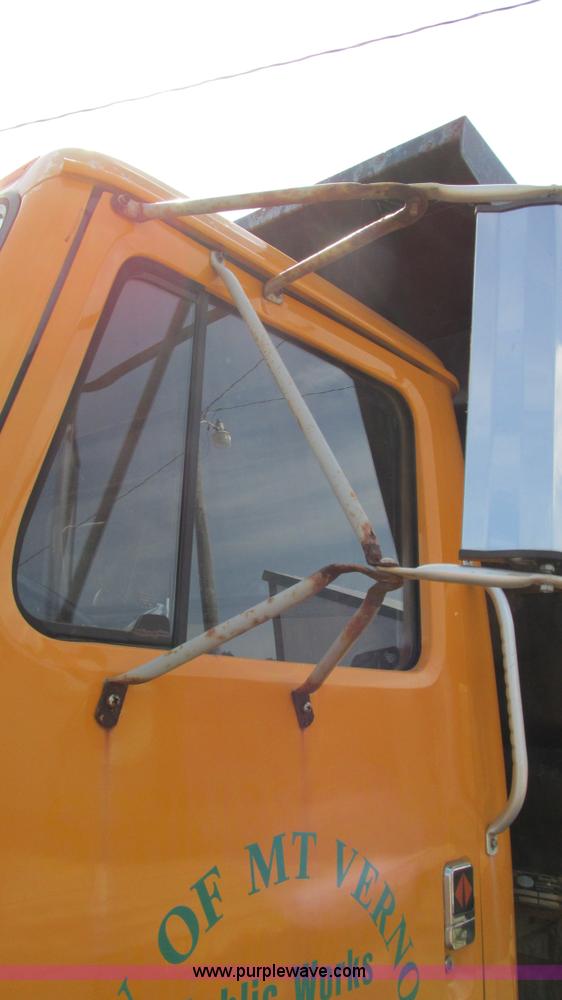 image for item I3222 1990 International 4600 dump truck