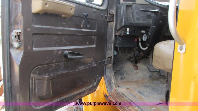 image for item I3222 1990 International 4600 dump truck