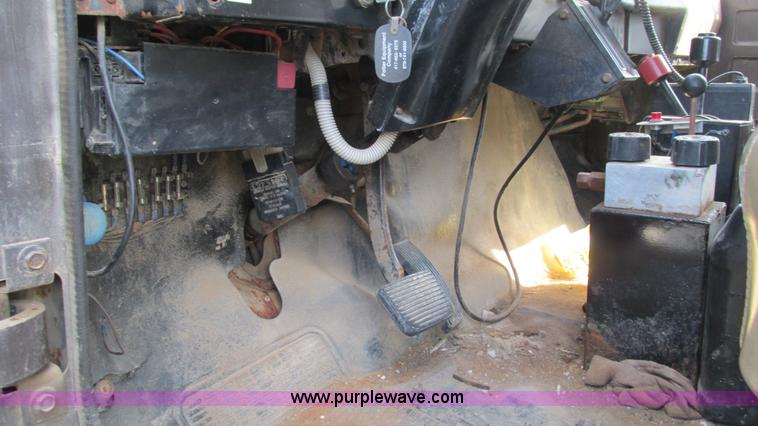 image for item I3222 1990 International 4600 dump truck