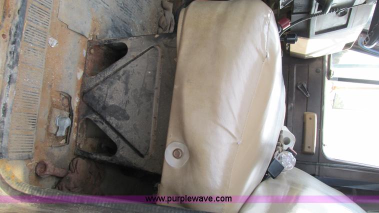 image for item I3222 1990 International 4600 dump truck