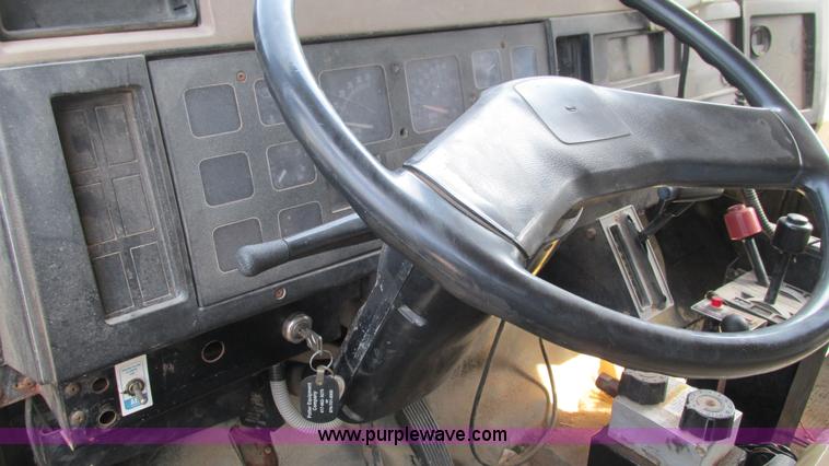 image for item I3222 1990 International 4600 dump truck