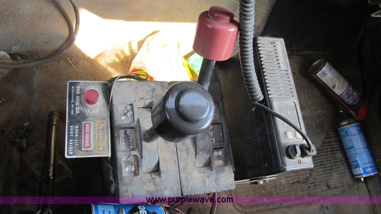 image for item I3222 1990 International 4600 dump truck