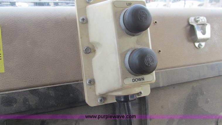 image for item I3222 1990 International 4600 dump truck