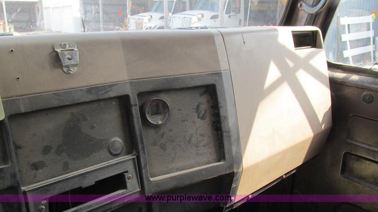 image for item I3222 1990 International 4600 dump truck