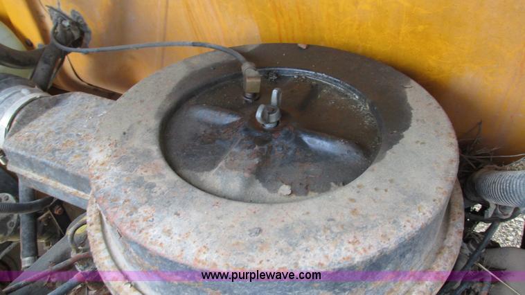 image for item I3222 1990 International 4600 dump truck