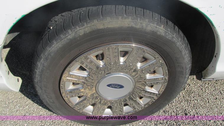 image for item I3223 2005 Ford Crown Victoria Police Interceptor