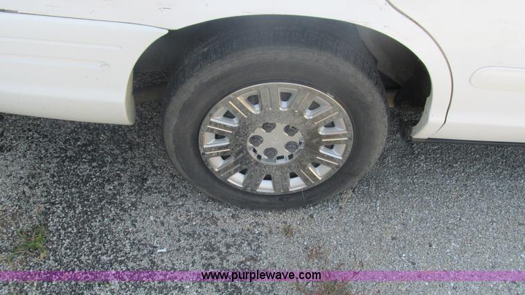 image for item I3223 2005 Ford Crown Victoria Police Interceptor