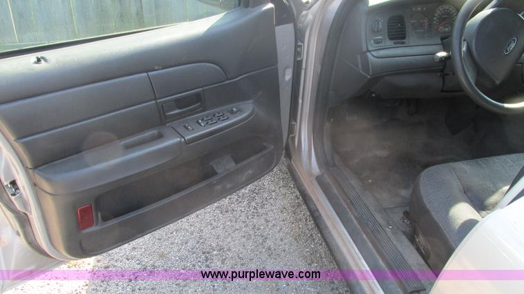 image for item I3224 2005 Ford Crown Victoria Police Interceptor