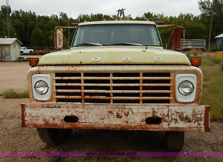 image for item I5408 1975 Ford F600 flatbed truck